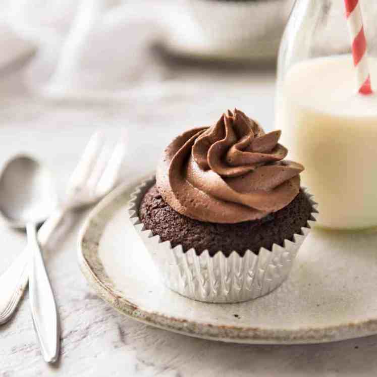 No stand mixer required to make the Best EASY Chocolate Cupcakes. Moist, deeply chocolatey with a tender crumb, these are unbelievably fast & easy. www.recipetineats.com