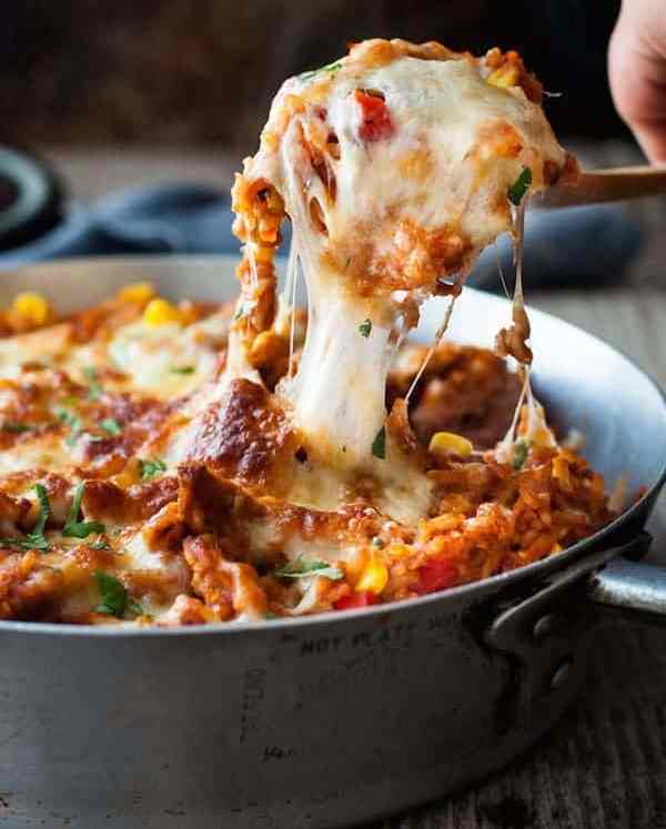 One Pot Chicken Enchilada Rice Casserole / Bake - the flavours of chicken enchilada, in a rice bake, all made in ONE POT!