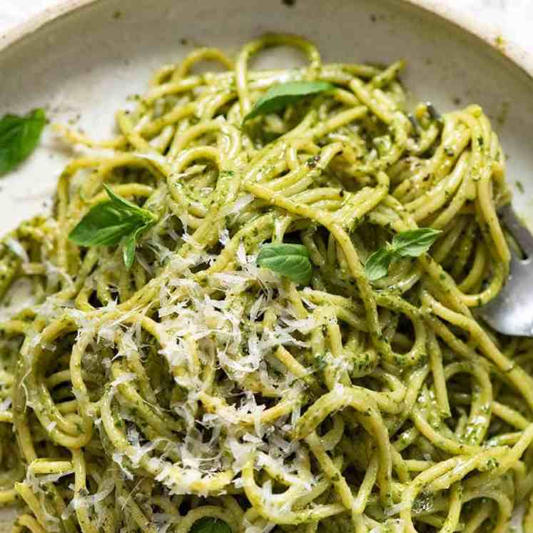 Pesto pasta spaghetti on a plate, ready to be eaten